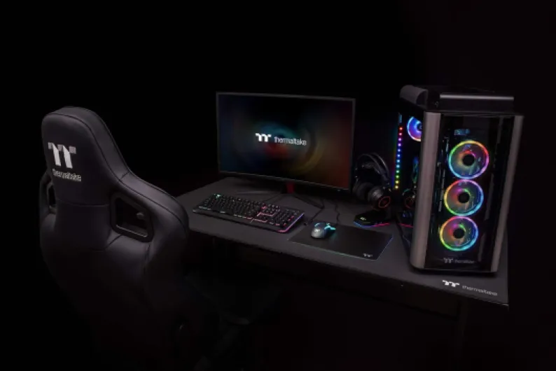 TT Gaming Level 20 Gt Battlestation GD-LBS-BRHANX-01 Grand tapis de bureau pour jeu informatique en hauteur réglable et surface résistante aux rayures Noir Niveau 20 Noir